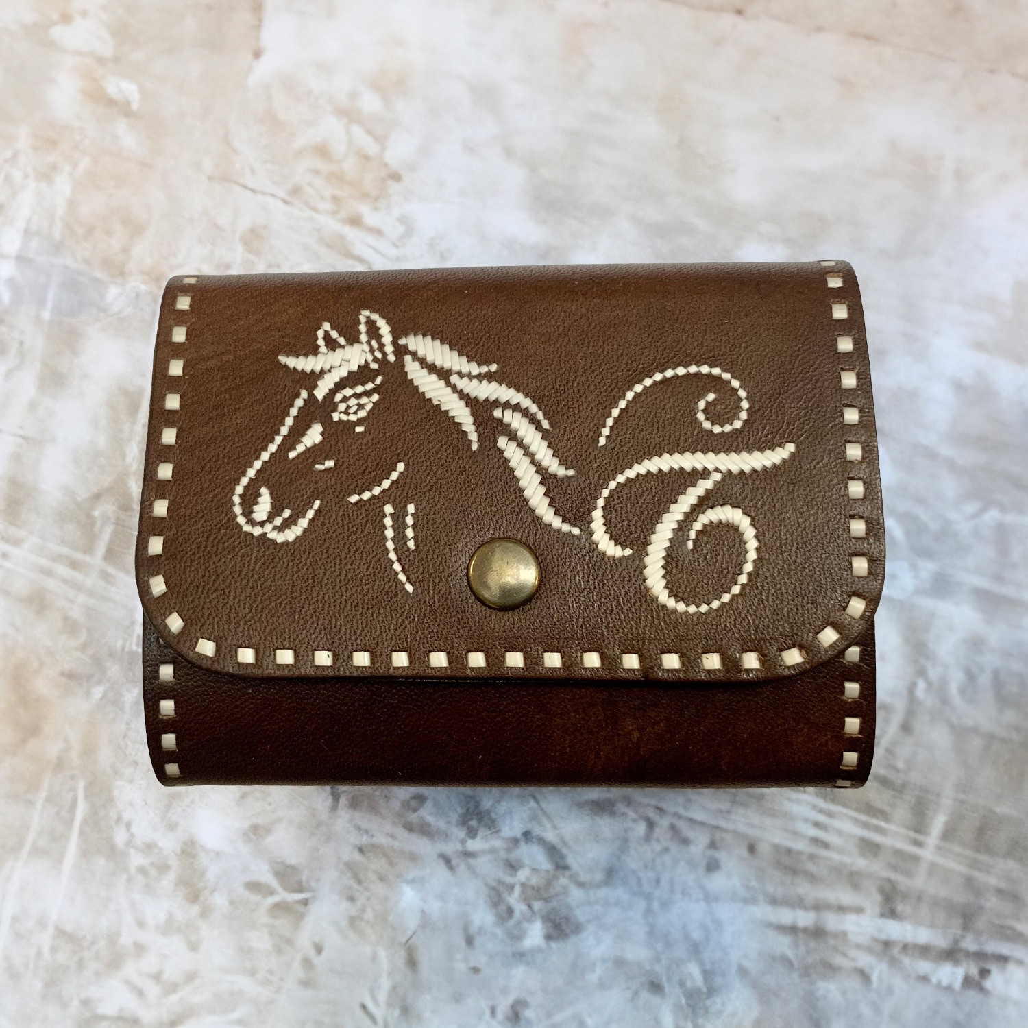 Allrounder Geldtasche mit einer Initiale und Pferdekopf