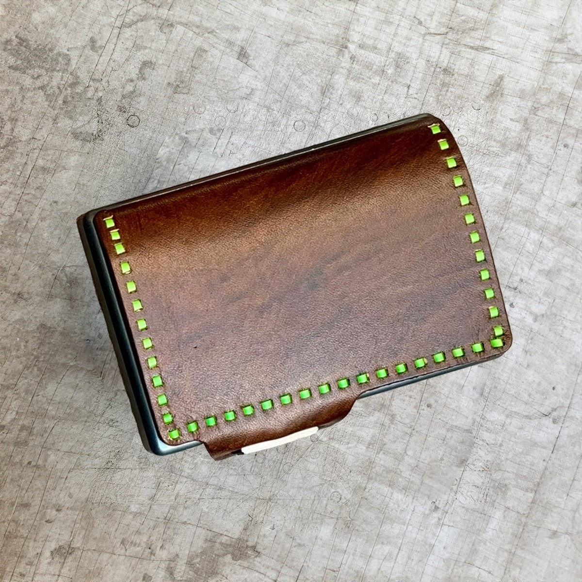 Portafoglio Allrounder con ricamo sui bordi