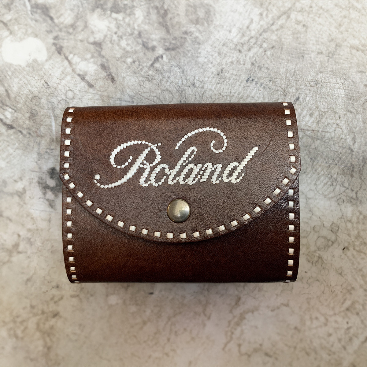 Portafoglio Allrounder con ricamo sui bordi