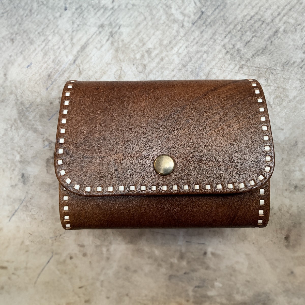 Portafoglio Allrounder con ricamo sui bordi