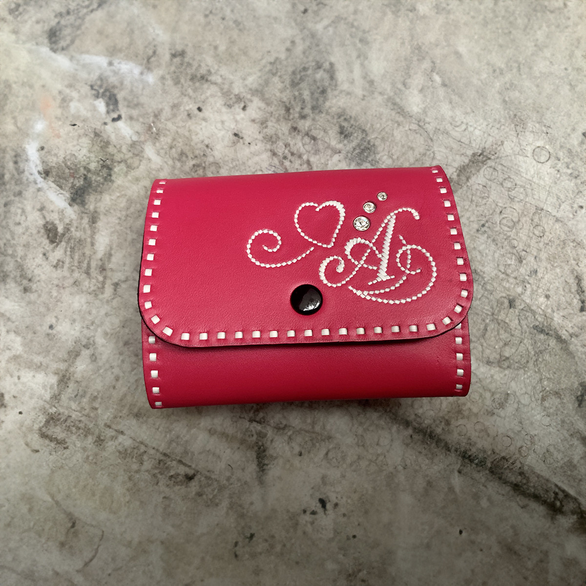 Portafoglio Allrounder con ricamo sui bordi