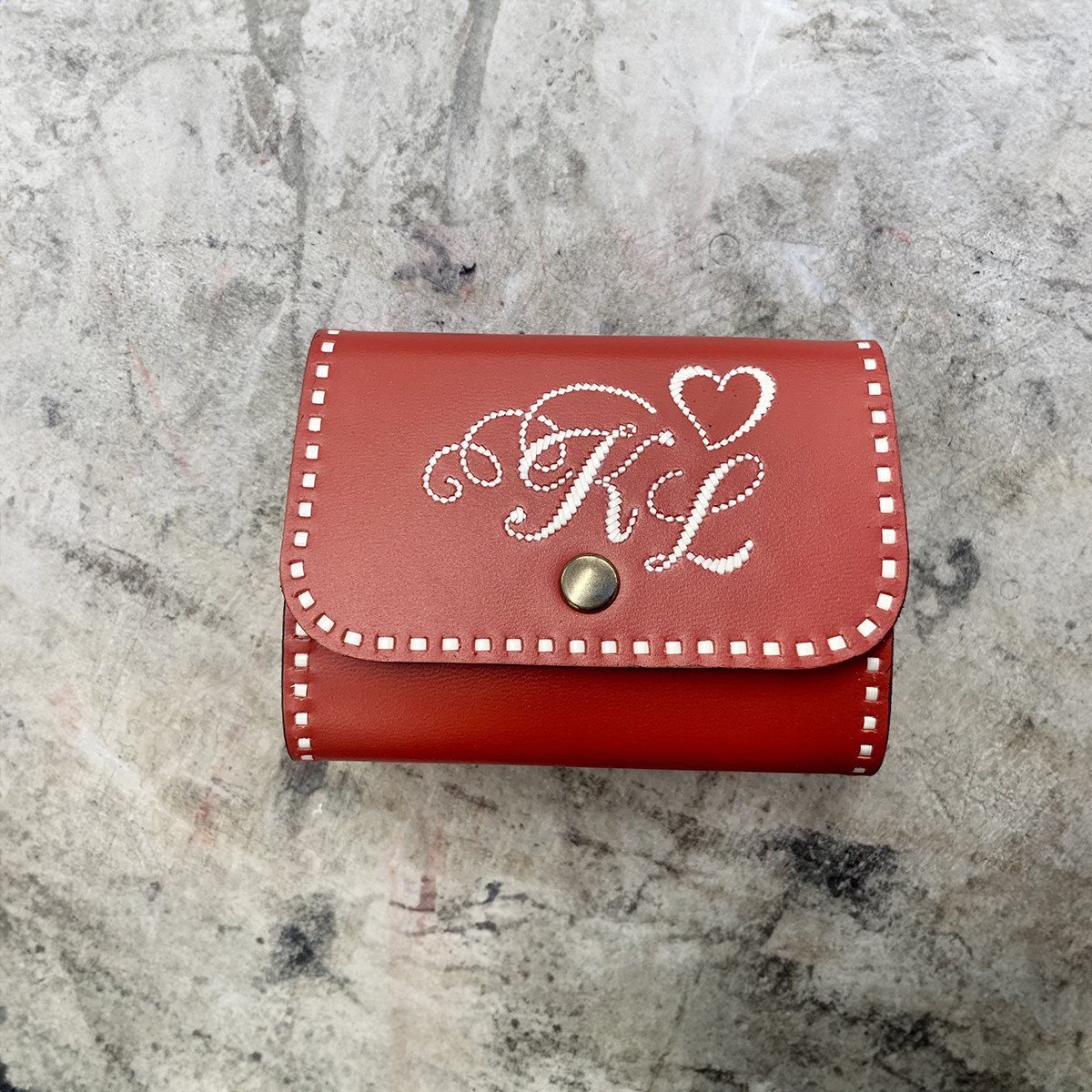 Portafoglio Allrounder con ricamo sui bordi
