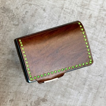 Portafoglio Allrounder con ricamo sui bordi